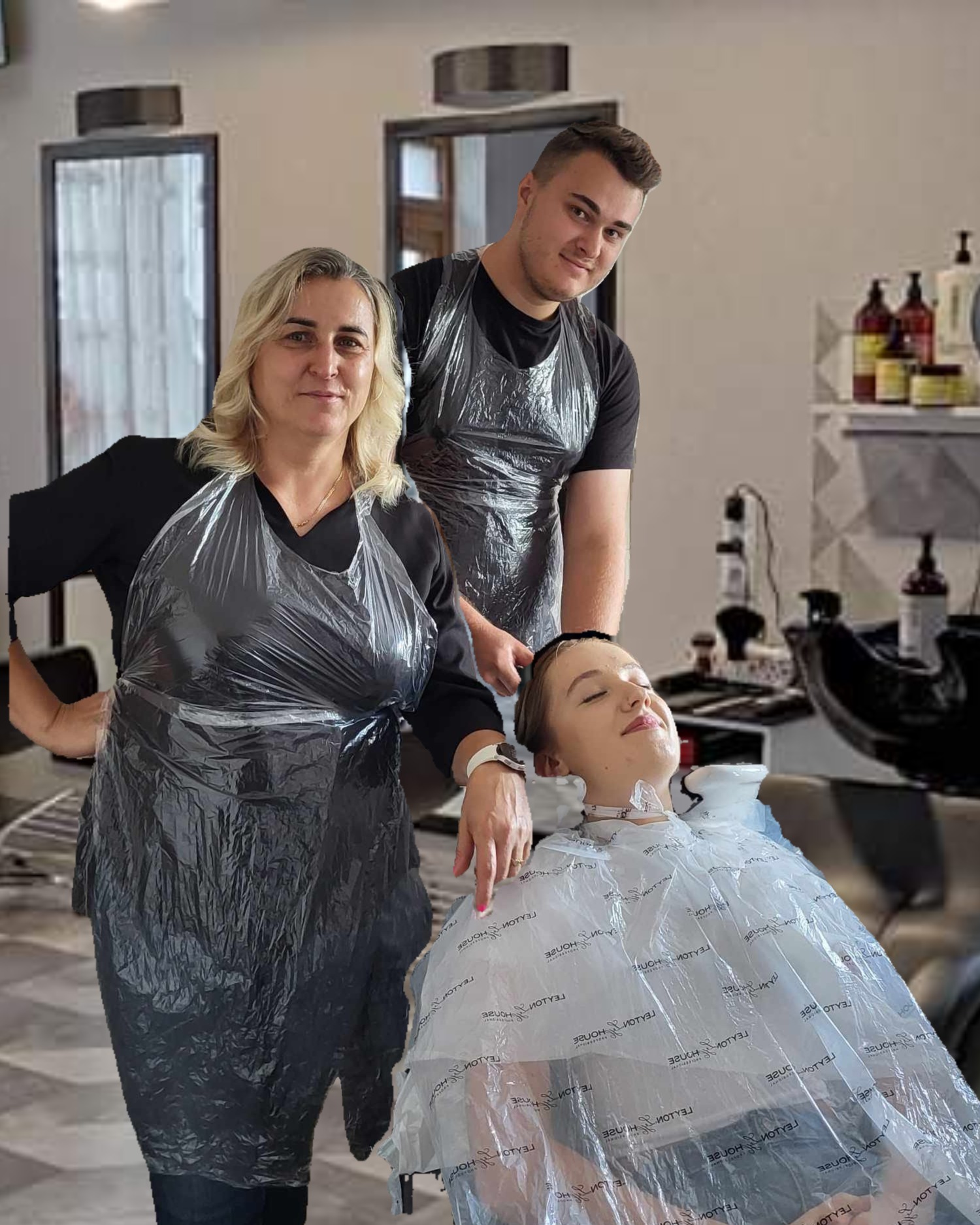 Właścicielka z instruktorem trzymająca certyfikat ukończenia kursu.